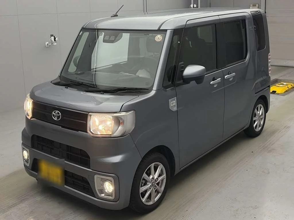 Toyota Pixis Mega LA700A 2021